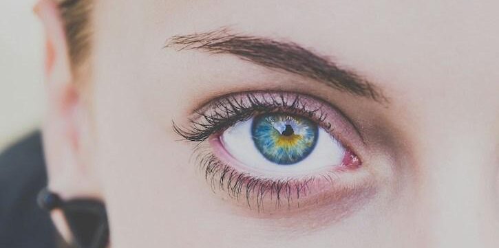 Wimpern- und Augenbrauenlifting